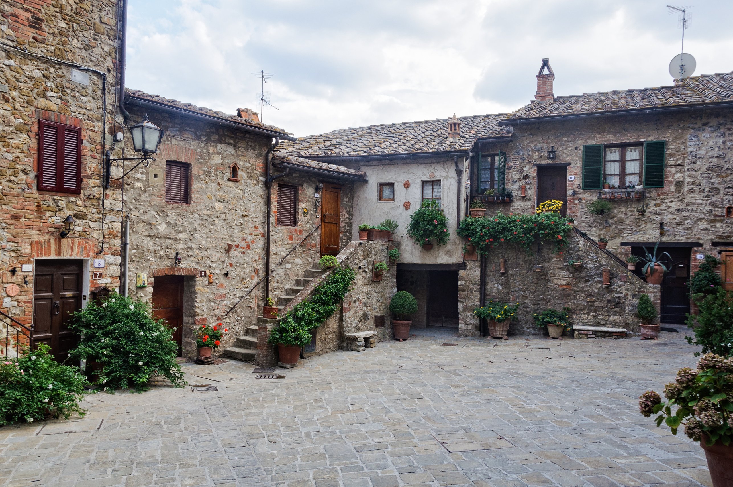 Courtyard - San Gusmè