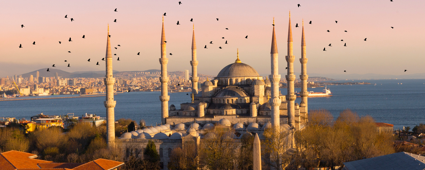 Sunset over The Blue Mosque, (Sultanahmet Camii), Istanbul, Turkey.